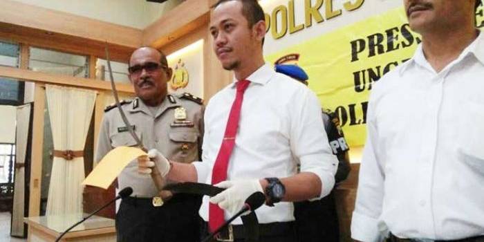 Polisi menunjukan barang bukti berupa parang yang digunakan tersangka menjalankan aksinya.