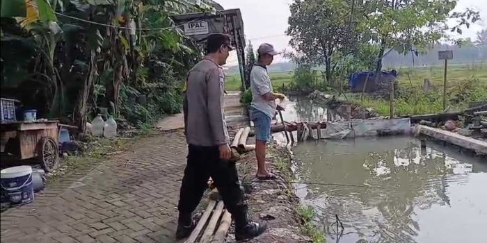 Edukasi budidaya ikan yang dilakukan Bhabinkamtibmas Kelurahan Kauman, Kecamatan Prajuritkulon, Kota Mojokerto.