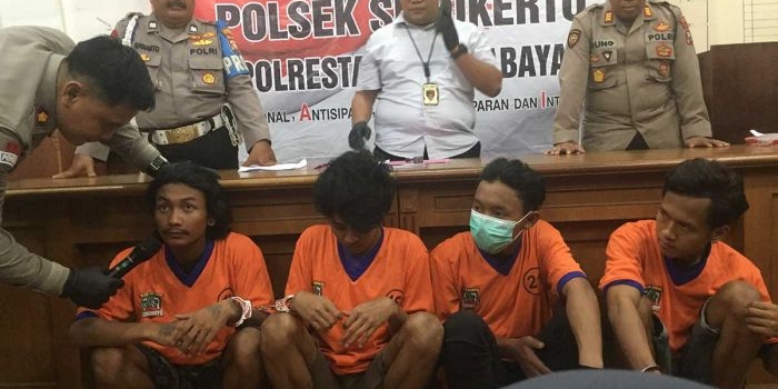 Kapolsek Simokerto, Kompol Irfan saat mengintrograsi salah satu pelaku pembobolan gudang di Sidotopo Kidul Surabaya, Senin (30/10/2023)