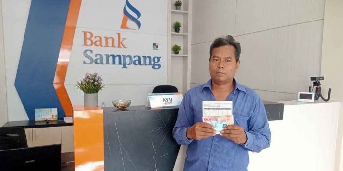 KPM BLT DD saat mencairkan di Bank Sampang.
