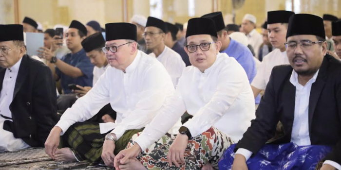 salat-idulfitri-1445-h-di-masjid-al-akbar-bersama-keluarga-begini-pesan-pj-gubernur-jatim