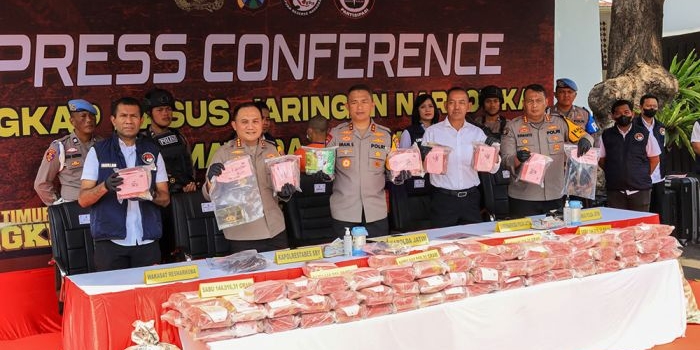 Kapolda Jatim Irjen Pol Imam Sugianto dan Kapolrestabes Surabaya memamerkan barang bukti 144 kg sabu.