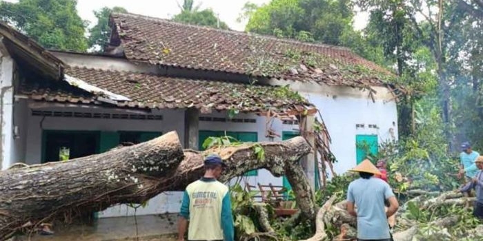 diterjang-angin-kencang-rumah-dan-dua-motor-milik-warga-blitar-rusak