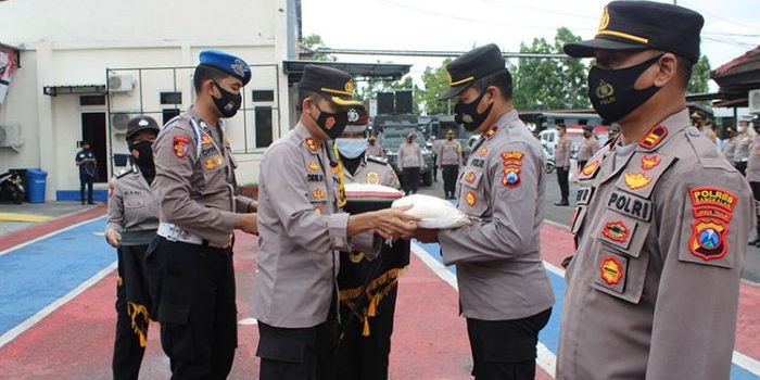 Polres Bangkalan berikan bantuan beras 10 ton kepada masyarakat terdampak Covid-19 dan banjir di Kabupaten Bangkalan, Jumat (11/12/2020). (foto: ist)