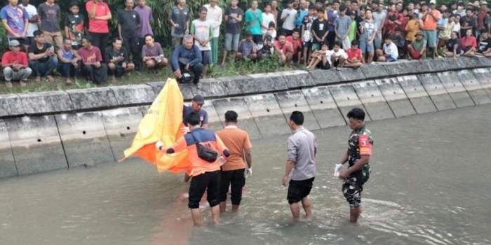 Tim BPBD Magetan saat mengevakuasi korban dari kanal. Foto: ANTON/HB