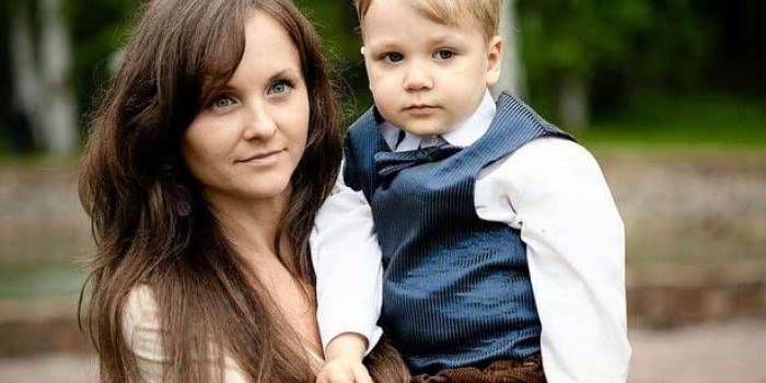 Anna Ozhigova  bersama anaknya yang diajak bunuh diri. foto: repro mirror.co.uk