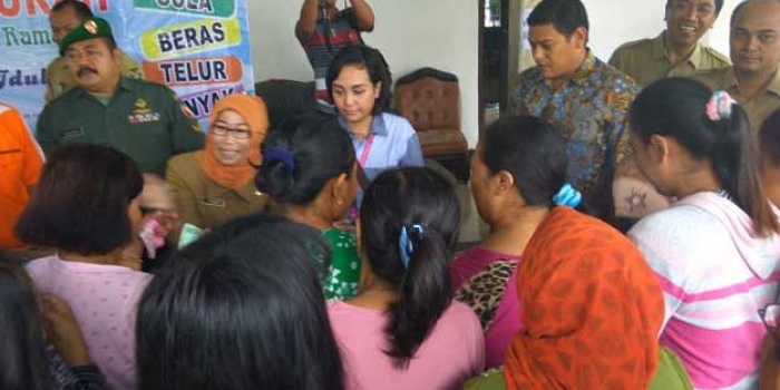 Wali Kota Kediri Abdullah Abu Bakar saat terjun langsung melayani pembeli dalam operasi pasar murah.