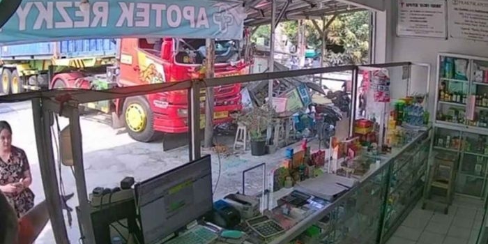 diduga-rem-angin-bocor-truk-di-blitar-tabrak-mobil-dan-2-gerobak-pkl