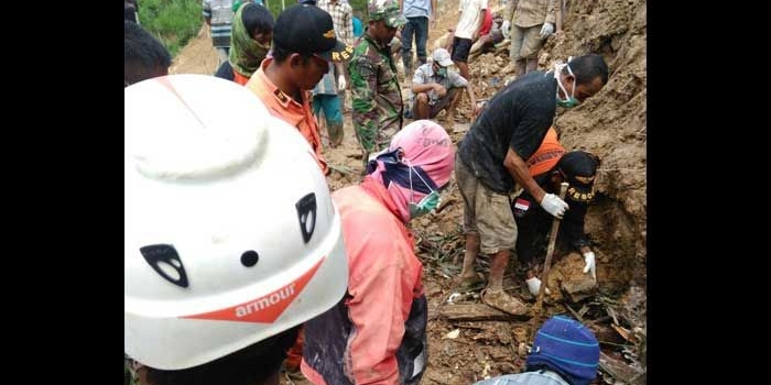 Tim SAR gabungan saat mengevakuasi jasad korban. foto: Ist