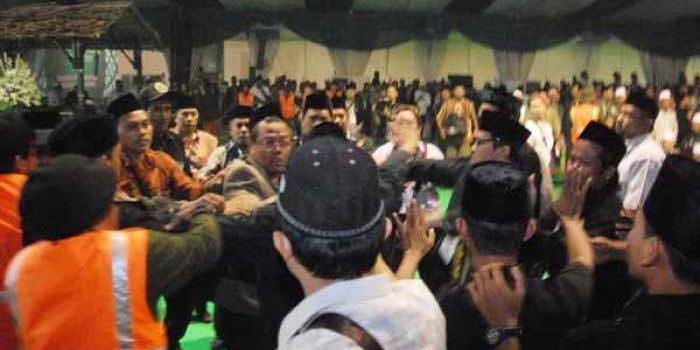 Salah satu kericuhan di Muktamar NU ke 33 Jombang saat sidang tatib membahas AHWA. 