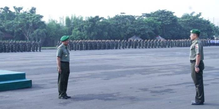 Prosesi upacara tanggal 17 di Makodam V Brawijaya.foto:maulana/BANGSAONLINE