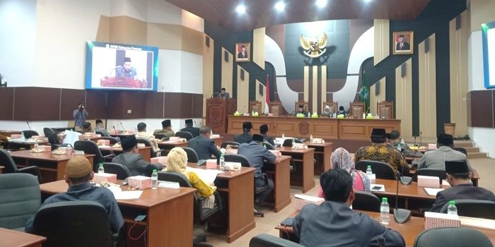 Wakil Bupati Pasuruan saat menyampaikan raperda non APBD tata organisasi dan tata kerja BPBD No 08 Tahun 2010.