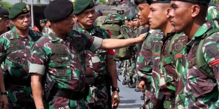 CEK – Panglima TNI Jendral TNI Dr Moeldoko kala mengecek kesiapan prajurit peserta Latihan Gabungan (Latgab) TNI di Dermaga Kolinlamil Tanjung Priok Jakarta Utara, Minggu (25/5/2014) lalu. foto : Puspen TNI for BangsaOnline