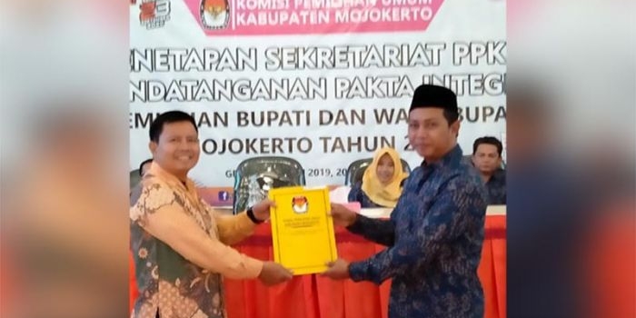 Penyerahan Pakta Integritas oleh Perwakilan Sekretariat PPK kepada Ketua KPU Kab. Mojokerto.
