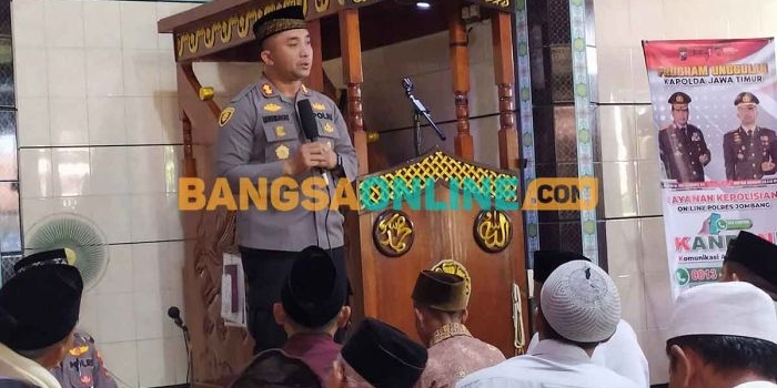 Kapolres Jombang, AKBP Moh Nurhidayat, saat Jumat Curhat di Masjid Hidayatulloh, Desa Senden, Kecamatan Peterongan. Foto: AAN AMRULLOH/BANGSAONLINE