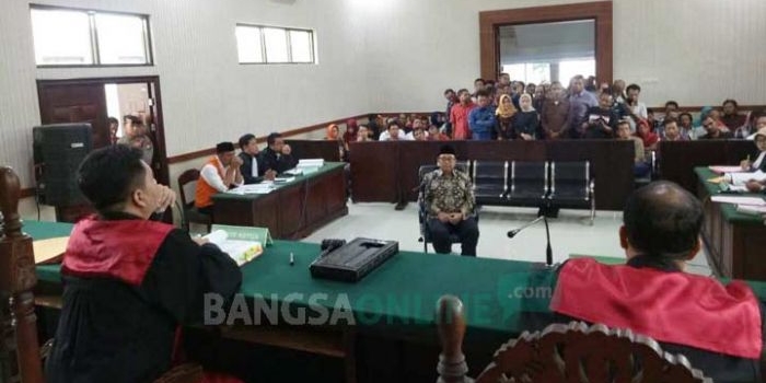 Bupati Blitar Rijanto saat menhadiri sidang lanjutan kasus pelanggaran Undang-Undang ITE di Pengadilan Negeri Blitar, Senin (18/3/2019).