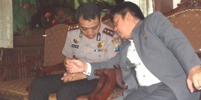 BERBINCANG – Komisioner Kompolnas, Edi Saputra Hasibuan (kanan) saat diterima oleh Kapolres Sidoarjo AKBP Anggoro Sukartono, di Mapolres Sidoarjo, Selasa (18/11). Edi datang ke Sidoarjo bersama Hamidah Abdurrahman,  juga komisioner Kompolnas. foto: nanang ichwan/BangsaOnline