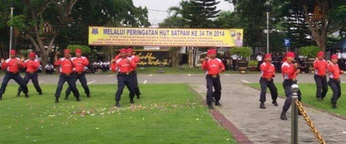 UNJUK GIGI – Sejumlah satpam unjuk kebolehan bela diri saat peringatan HUT ke-34 Satpam di Mapolres Sidoarjo, Selasa (30/12/2014). foto: nanang ichwan/BangsaOnline