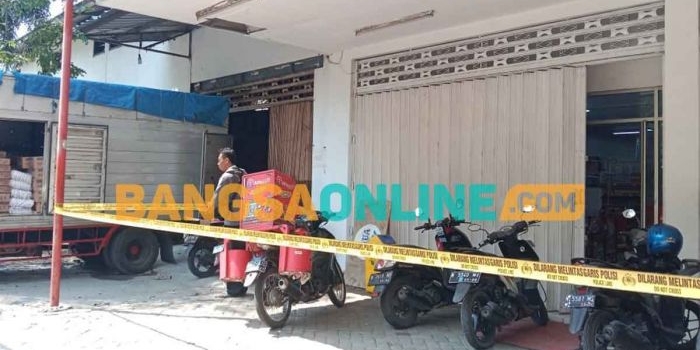 Minimarket yang dimasuki perampok, dan saat ini diberi garis polisi untuk penyelidikan lebih lanjut. Foto: ANDI SIRAJUDIN/BANGSAONLINE

