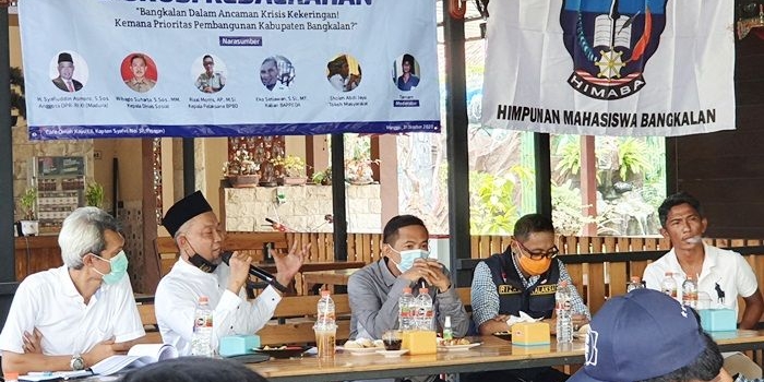 H. Syafiuddin saat menjadi keynote speaker di Diskusi Kedaerahan terkait Krisis Kekeringan di Bangkalan bersama Kadis BPBD, Dinsos dan Kepala Bappeda, Ahad (11/10/2020).