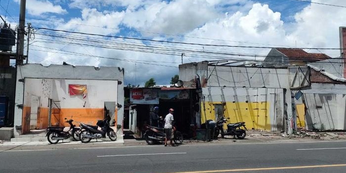 Bangunan terdampak proyek Tol Kediri-Tulungagung yang sudah dibongkar oleh pemiliknya di Kelurahan Semampir. Foto: MUJI HARJITA/ BANGSAONLINE