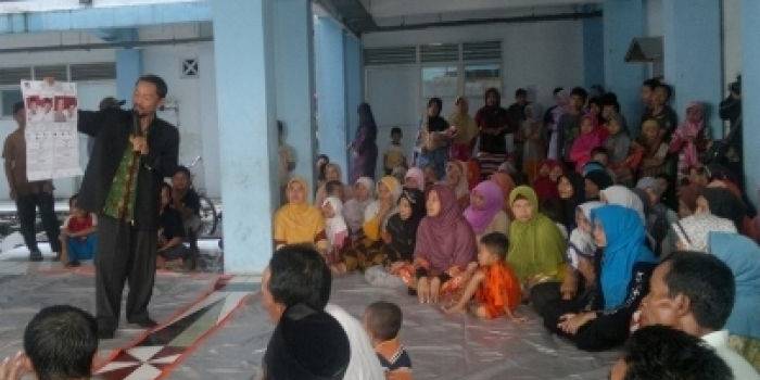 TATA CARA – Ketua KPU Sidoarjo M Zainal Abidin menjelaskan tata cara mencoblos di depan warga pengungsi Syiah, di Rusunawa Puspa Agro, di Desa Jemundo Kecamatan Taman, Sidoarjo, Jum’at (4/7/2014). foto istimewa


