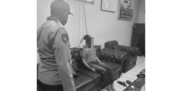 Polisi saat mengevakuasi jasad Kepala Desa Buncitan.