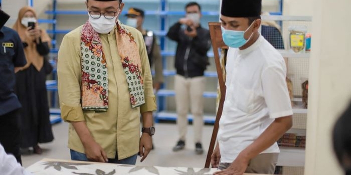 Bupati Pamekasan, Baddrut Tamam, saat mengunjungi salah satu Wamira Mart. 