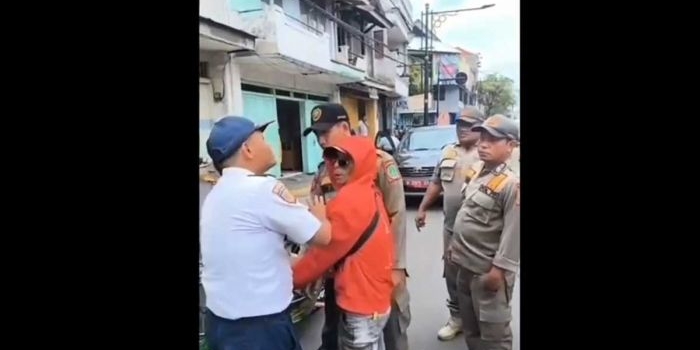bentor-nyaris-bentrok-dengan-petugas-di-alun-alun-kota-pasuruan