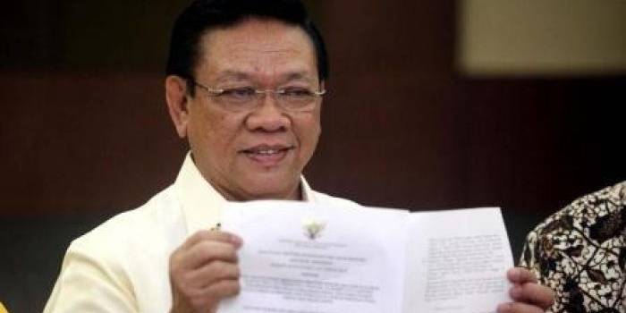 Agung Laksono memegang SK pencabutan SK kepengurusan Golkar hasil Munas Ancol. Foto: detik.com