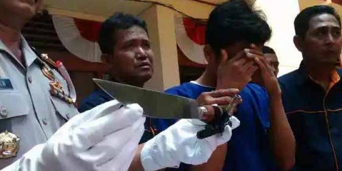 Kapolsek Tambaksari menunjukan pisau yang dibawa tersangka. foto: ekoyono/BANGSAONLINE