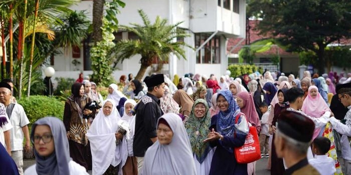 Warga usai menunaikan sholat ied di Halaman Balai Kota Kediri. Foto: Ist. 