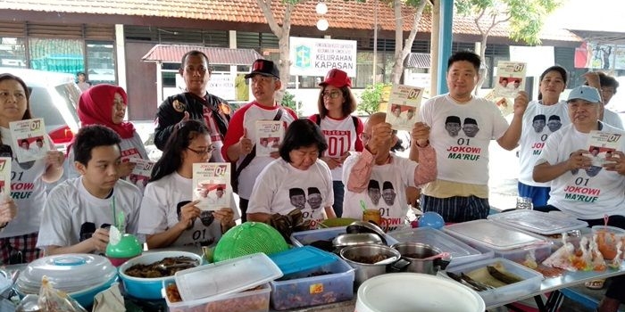 Relawan Komunitas Arek Blusukan Surabaya (Karebs) sarapan pagi sebelum melaksanakan aksi sosialisasi di Kampung Pecinan, Kapasan Dalam Surabaya. foto: istimewa
