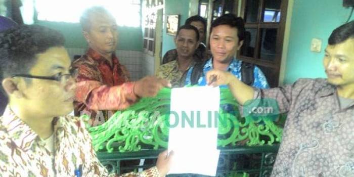 Beberapa perwakilan guru se-Kabupaten Kediri saat mendatangi kantor Kemenag Kabupaten Kediri. foto: dendi martoni/ BANGSAONLINE