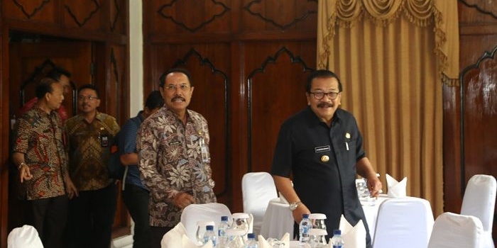 Gubernur Jatim didampingi Sekdaprov Jatim pimpin rakor tentang kemiskinan di Kantor Gubernur Jatim.