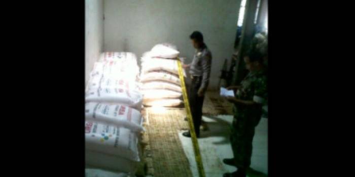 Petugas saat mengamankan barang bukti berupa ratusan karung yang berisi pupuk. (Eky Nurhadi/BANGSAONLINE)