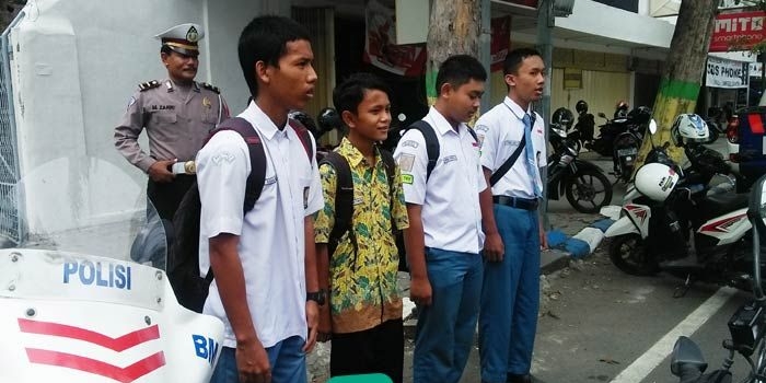 Sejumlah pelajar yang terjaring razia. foto: RONY S/ BANGSAONLINE