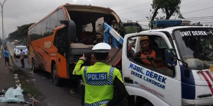 bus-jurusan-bojonegoro-bali-seruduk-truk-yang-diduga-ngerem-mendakak-di-lamongan