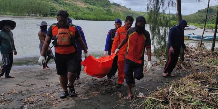 Tim SAR saat mengevakuasi jasad korban truk terseret banjir yang ditemukan Kamis (27/10/2022).