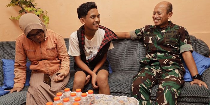 Pangdam V/Brawijaya, Mayjen TNI Nurchahyanto, saat mengunjungi rumah korban tragedi Kanjuruhan, Malang.