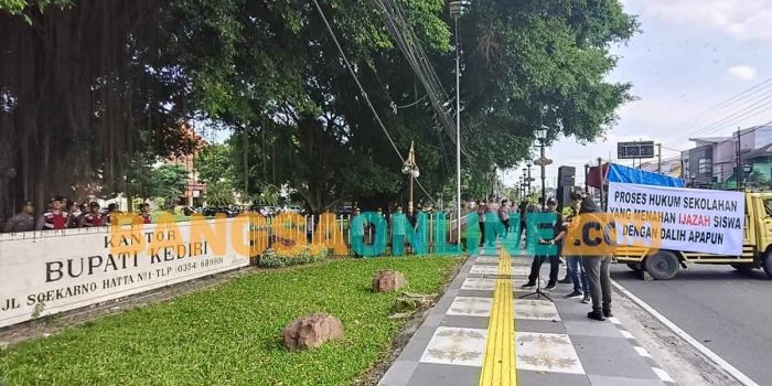 ratusan-ijazah-ditahan-pihak-sekolah-lsm-ratu-gelar-demo-ke-kantor-bupati-kediri