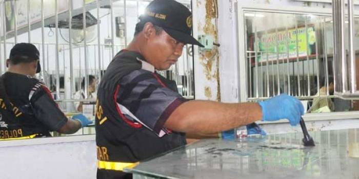 OLAH TKP – Petugas identifikasi Polres Blitar saat memeriksa sidik jari di etalase toko emas Djanoko yang dirampok, di Pasar Dusun Kutukan Desa Slorok Kecamatan Garum Kabupaten Blitar, Rabu (12/8). foto: tri susanto/BANGSAONLINE