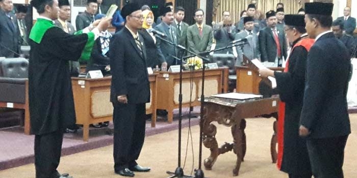Ketua PN Andreas Purwantyo Setiadi mengambil sumpah jabatan H. Ahmad Nurhamim sebagai Ketua DPRD Gresik periode 2014-2019.