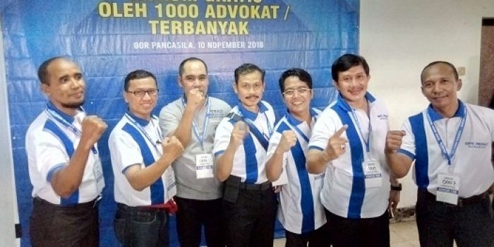 Direketur YLBI Fajar Trilaksana, A.Fajar Yulianto,SH (empat dari kiri) bersama para advokat tergabung di Peradi di sela-sela penerimaan rekor dunia dari MURI.foto: SYUHUD/ BANGSAONLINE