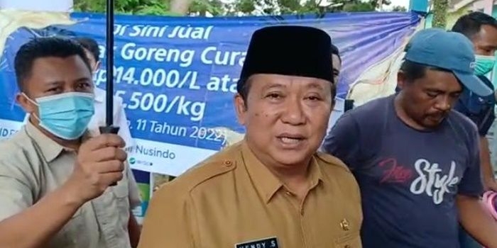 Bupati Jember Hendy Siswanto saat meninjau Operasi Pasar Minyak Curah yang dikemas dengan Safari Ramadan.