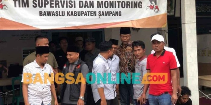 Sejumlah KPPS yang dinyatakan tidak lulus ketika mendatangi sekretariat Panwascam Kedungdung. Foto: MUTAMMIM/BANGSAONLINE