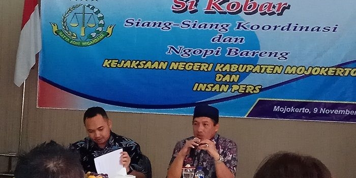Kajari Kabupaten Mojokerto Rudi Hartono (pakai peci) dan Kasi Intel Wisnu Nugraha sampaikan upaya pencegahan perilaku koruptif. Foto: YUDI EP/BANGSAONLINE