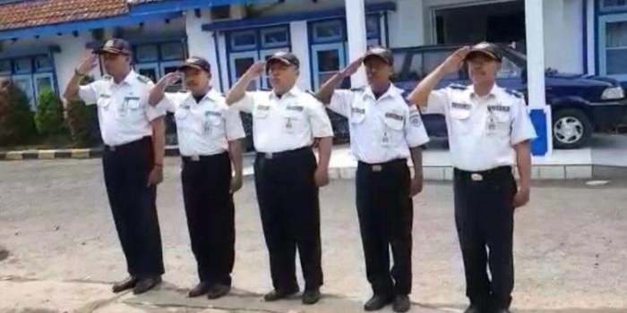 Lukito, Amirul, Imam, Kaselan, dan Sujadi setiap pagi harus hormat kepada bendera merah putih di kantor UPT Singosari Kabupaten Malang. foto: ist