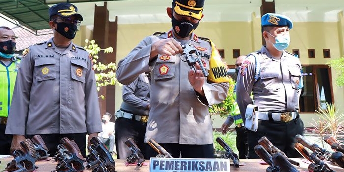 Wakapolres Kediri, Kompol Ibnu Hendry Indarto, saat memeriksa salah satu senjata api yang dipegang personelnya. Foto: Ist