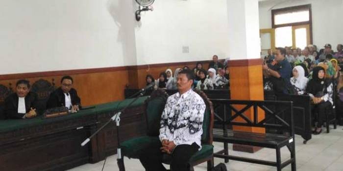 M. Samhudi, guru SMP Raden Rahmad, Balong Bendo, saat duduk di kursi pesakitan.